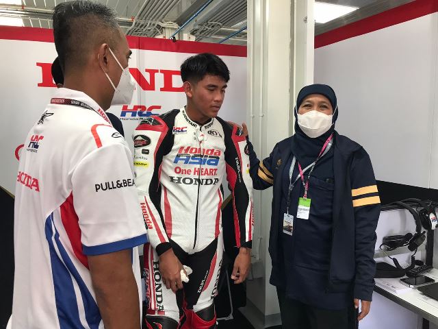 Gubernur Jawa Timur Khofifah Indar Parawansa mengunjungi paddock Mario Suryo Aji.