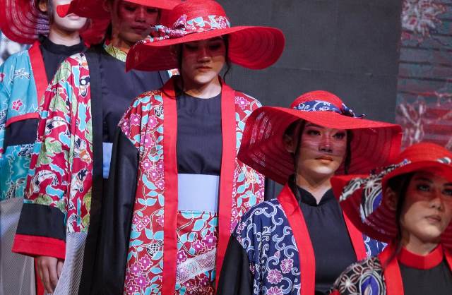 Fashion show yang ditampilkan dalam Festival Batik Blitar Keren 2022 di Monumen Perjuangan Pembela Tanah Air (PETA) Kota Blitar, Minggu (20/3) malam.