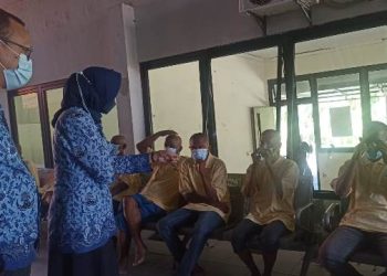 Tim dari Pemkot Surabaya mengarahkan kepada beberapa ODGJ untuk memakai dengan benar.
