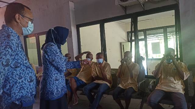 Tim dari Pemkot Surabaya mengarahkan kepada beberapa ODGJ untuk memakai dengan benar.