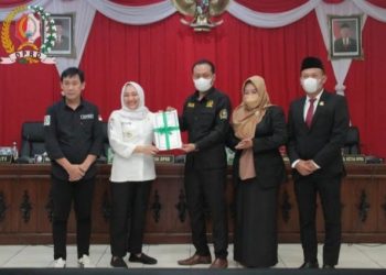 Bupati Bojonegoro Anna Mua’awanah menerima hasil rekoemndasi atas LKPJ Bbupati tahun 2021.