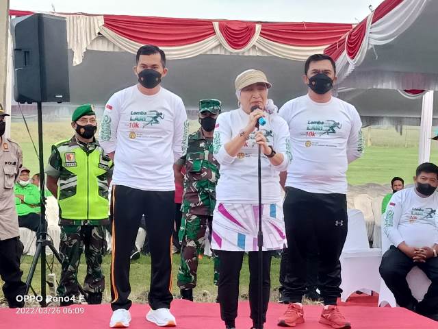 Acara pelepasan lomba lari maraton yang start di lapangan Rondo Kuning, Desa Pesen, Kecamatan Kanor dan finish di jembatan Terusan Bojonegoro Tuban (TBT).