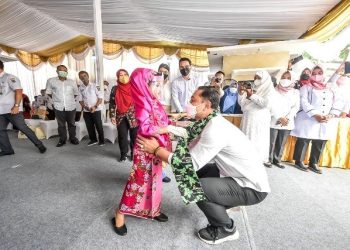 Wali Kota Surabaya Eri Cahyadi menyapa salah satu anak dalam dalam peresmian Graha Bunda PAUD di Jalan Pawiyatan 11 Kota Surabaya.