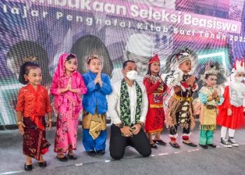 Wali Kota Surabaya Eri Cahyadi berfoto bersama dengan sejumlah anak dalam dalam peresmian Graha Bunda PAUD di Jalan Pawiyatan 11 Kota Surabaya.