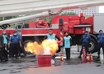 Simulasi penanganan kebakaran di Balai Kota Surabaya dalam rangka HUT Pemadam Kebakaran.
