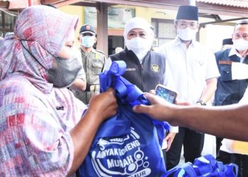 Gubernur Jatim Khofifah Indar Parawansa saat meninjau pelaksanaan Operasi Pasar Minyak Goreng Murah yang dilaksanakan di UPT Bapenda Jatim di Kota Blitar.