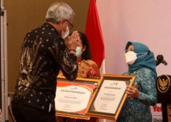 Ketua Tim Penggerak (TP) PKK Surabaya Rini Indriyani menerima penghargaan dari Badan Kependudukan Keluarga Berencana Nasional (BKKBN) pusat.