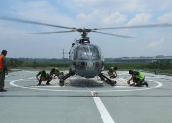 Latihan helly deck party dan evakuasi medis udara di geladak KRI Makassar-590.