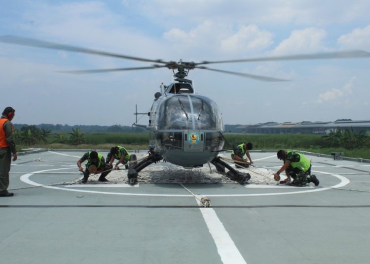 Latihan helly deck party dan evakuasi medis udara di geladak KRI Makassar-590.