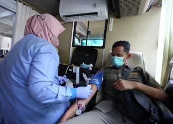 Salah satu personel Satpol PP mengikuti donor darah dalam rangka HUT ke-72 Satpol PP.
