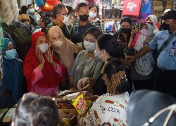 Ketua DPR RI Puan Maharani berdialog dengan pedagang dan pengunjung dalam pantauan harga Sembako di Pasar Tambahrejo.