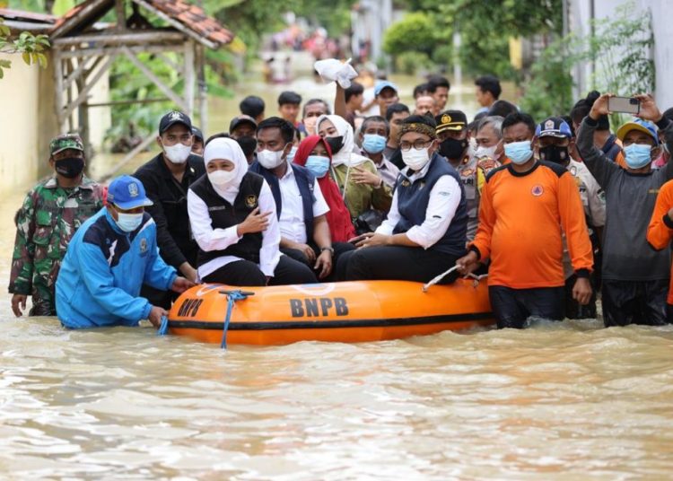 Gubernur Jatim Khofifah Indar Parawansa saat meninjau banjir di Desa Sudemangan, Kecamatan Pademawu, Panekasan.