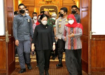 Ketua DPR RI Puan Maharani bersama Gubernur Jatim Khofifah Indar Parawansa di gedung Negara Grahadi, Surabaya.