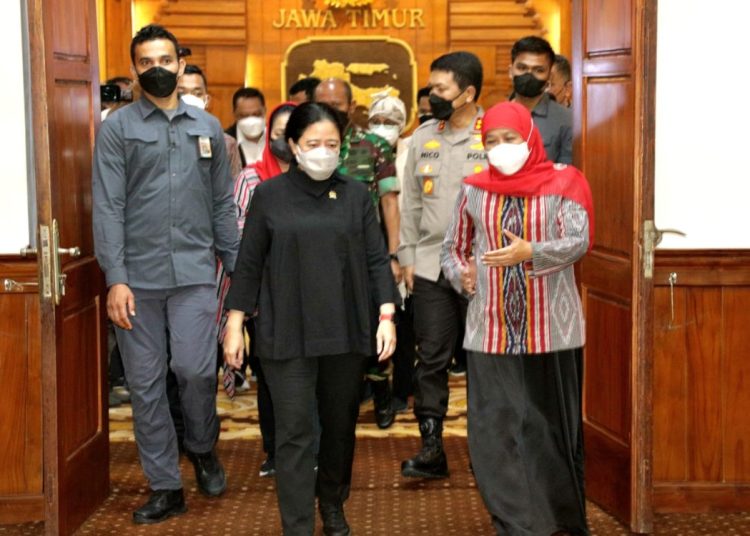 Ketua DPR RI Puan Maharani bersama Gubernur Jatim Khofifah Indar Parawansa di gedung Negara Grahadi, Surabaya.