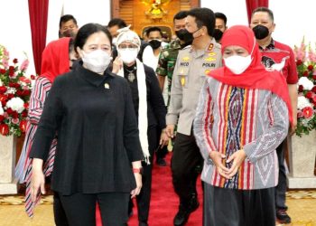 Ketua DPR RI Puan Maharani bersama Gubernur Jatim Khofifah Indar Parawansa di gedung Negara Grahadi, Surabaya.