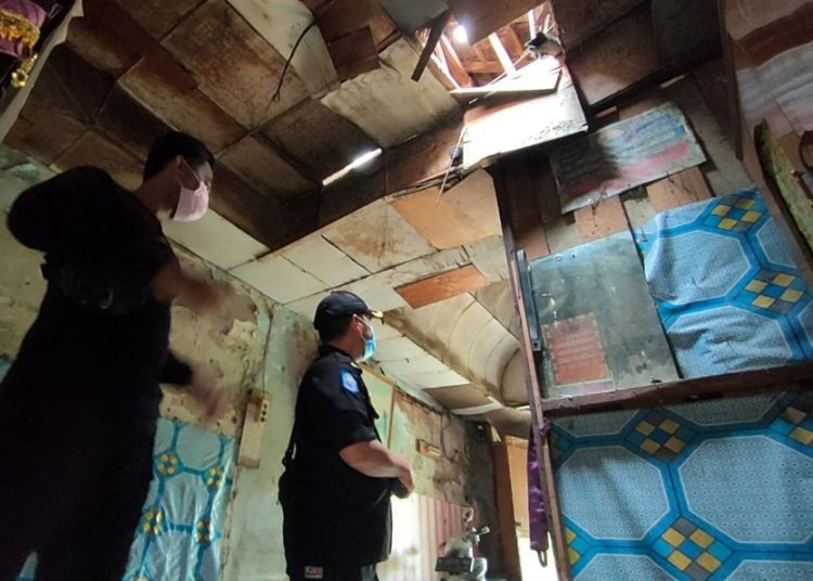 Foto dokumentasi tim Pemkot Surabaya mendatangi salah satu rutilahu.