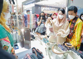 Wakil Gubernur Jatim Emil Elestianto Dardak dan Arumi Bachsin saat menghadiri pameran Batik Bordir dan Aksesoris Fair 2022 dan syukuran HUT Dekranasda ke-42.