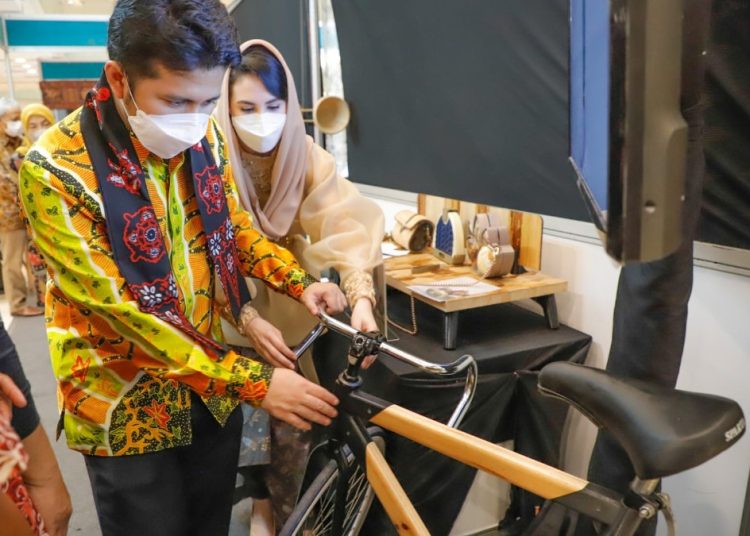 Wakil Gubernur Jatim Emil Elestianto Dardak dan Ketua Dekranasda Jatim Arumi Bachsin saat menghadiri pameran Batik Bordir dan Aksesoris Fair 2022 dan Syukuran HUT Dekranasda ke-42 di Atrium Mall Grand City, Surabaya.