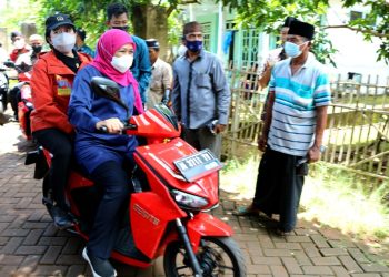 Gubernur Jawa Timur Khofifah Indar Parawansa mengajak Ketua DPR RI Puan Maharani menyambangi Pulau oksigen terbaik dunia Gili Iyang di Kabupaten Sumenep.