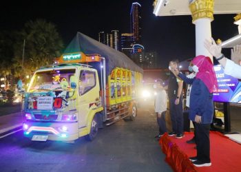 Pelepasan 3.500 ton minyak goreng oleh Gubernur Jatim Khofifah Indar Parawansa dilaksanakan di Gedung Negara Grahadi, Kamis (3/3) malam.