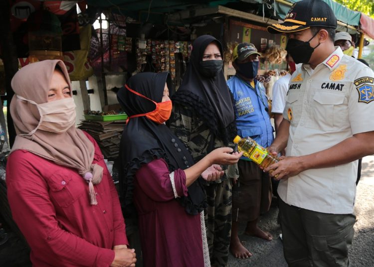 Satuan Polisi Pamong Praja (Satpol PP) dan Satuan Perlindungan Masyarakat (Satlinmas) Kota Surabaya membagikan 2.550 liter minyak goreng (migor) gratis dan sembako kepada masyarakat.