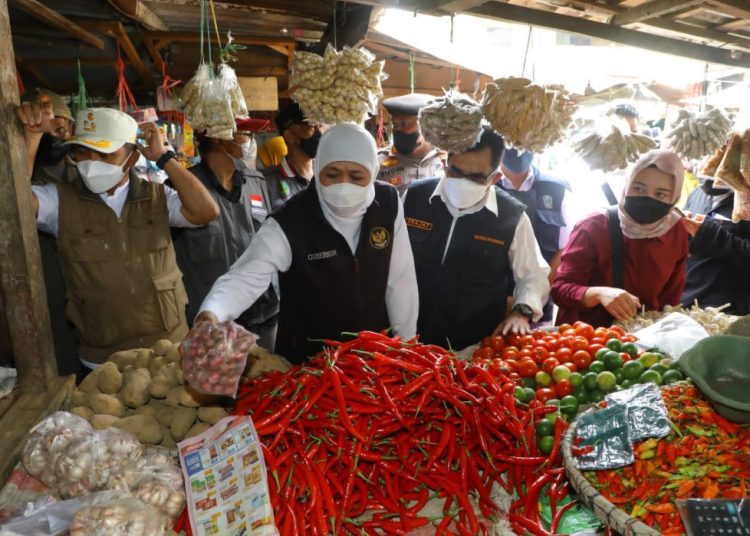 Gubernur Jawa Timur Khofifah Indar Parawansa memantau harga bahan pokok di Pasar Besar, Kota Pasuruan.