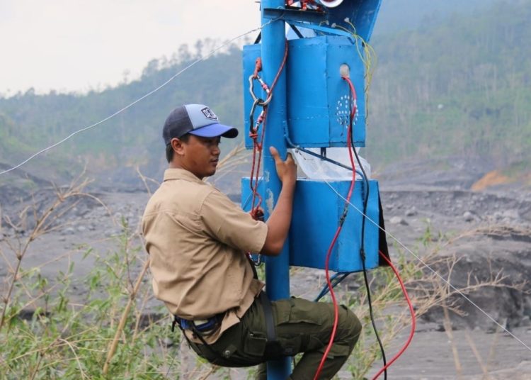 pemasangan peralatan Early Warning System (EWS) melalui misi Giat Mitigasi Semeru 2022 yang dilaksanakan selama seminggu mulai 23 Februari 2022 lalu di Curah Kobokan, Desa Supiturang, Kecamatan Pronojiwo, Kabupaten Lumajang.