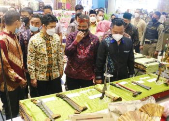 Wagub Jatim Emil Elestianto Dardak saat menghadiri Festival Ekonomi Kreatif Gresik 2022 Dalam Rangka Memperingati HUT Pemkab Gresik ke 48 di Gresmall.