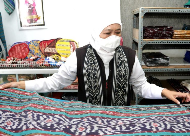 Gubernur Jatim Khofifah Indar Parawansa saat mengunjungi Butik Kerajinan Tenun Ikat Paradila di Desa Parengan, Maduran Lamongan.