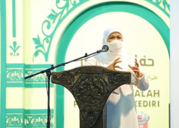 Gubernur Jawa Timur Khofifah Indar Parawansa saat menghadiri Haflah Ikhtitamiddurus dan Alfiyyah Ibni Malik di Pondok Pesantren Al-Falah, Ploso, Kecamatan Mojo, Kabupaten Kediri.