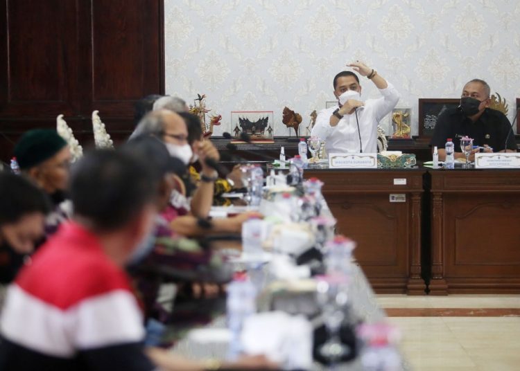 Wali Kota Surabaya Eri Cahyadi memimpin pertemuan PT Gala Bumi Perkasa (manajemen Pasar Turi) dengan para pedagang Pasar Turi yang tergabung dalam Himpunan 7 Organisasi Pedagang Pasar Turi.