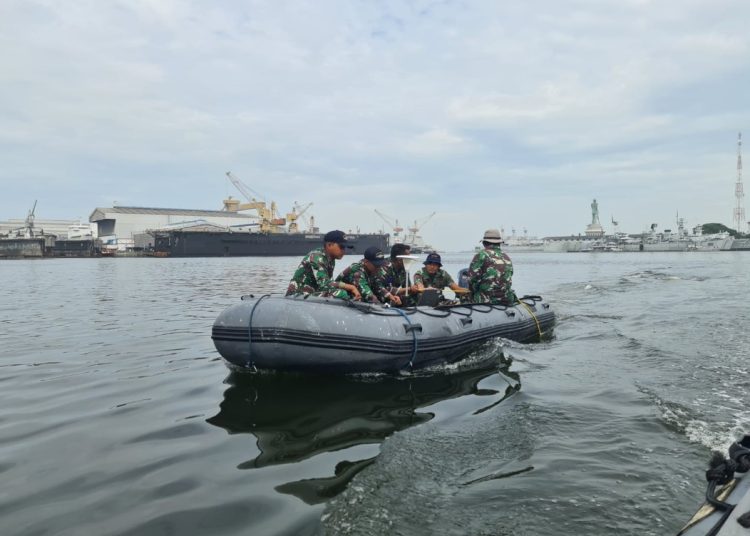Latihan pengoperasian Side Scan Sonar digunakan dengan cara ditowing oleh sekoci atau speed lainnya. Hasil dari pendeteksian kemudian diolah datanya.