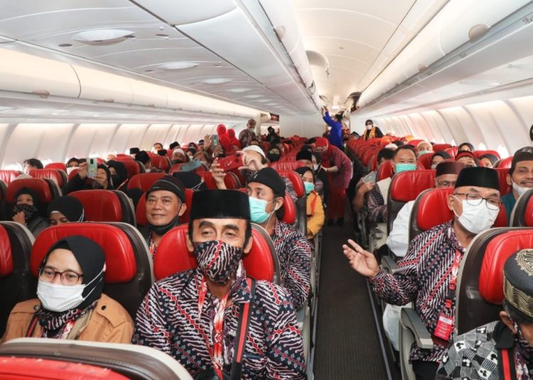 Para jamaah umrah sesaat sebelum diterbangkan dari Bandara Juanda menuju Madinah.