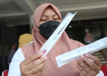 Bantuan dari PT Unilever Indonesia Tbk berupa 10 ribu unit Viral Transport Medium (VTM).