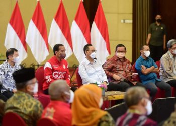Presiden Joko Widodo dalam Rapat Terbatas Pengarahan Presiden Joko Widodo (Jokowi) kepada para Gubernur se-Indonesia di Hotel Novotel Balikpapan, Kalimantan Timur.