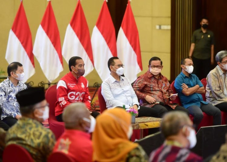 Presiden Joko Widodo dalam Rapat Terbatas Pengarahan Presiden Joko Widodo (Jokowi) kepada para Gubernur se-Indonesia di Hotel Novotel Balikpapan, Kalimantan Timur.