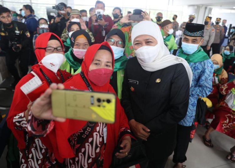 Gubernur Jawa Timur Khofifah Indar Parawansa berfoto bersama dengan jamaah umrah yang akan berangkat dari Bandara Juanda.