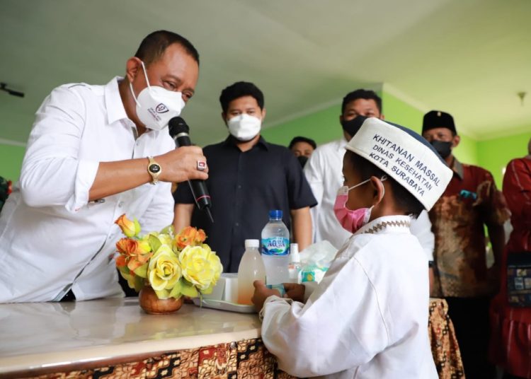 Wakil Wali Kota Surabaya Armuji menyapa salah satu peserta khitan massal.
