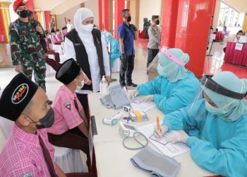 Gubernur Jatim Khofifah Indar Parawansa dalam salah satu kegiatan pelayanan kesehatan kepada masyarakat.