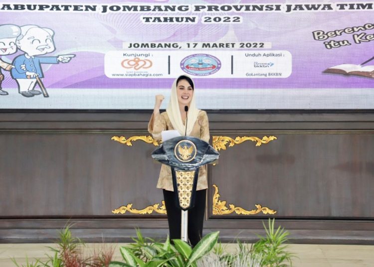 Arumi Bachsin saat membuka program Sekolah Lansia Tangguh (Selantang) di Pendopo Kabupaten Jombang.