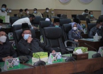 Suasana rapat raperda pengelolaan rumah kos yang digelar Komisi C DPRD Bojonegoro.