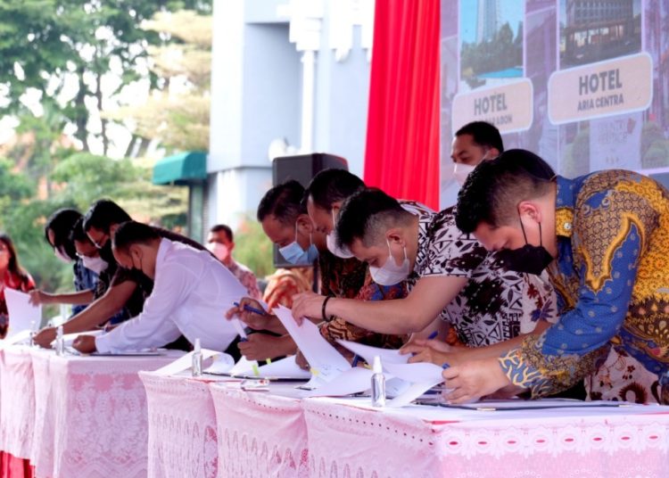 Penandatanganan nota kesepakatan bersama di Balai.Kota Surabaya.