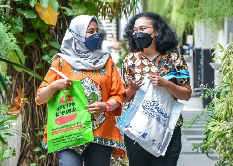 Dengan perwali pengurangan penggunaan kantong plastik, belanja kini dimimta menggunakan tas ramah lingkungan.