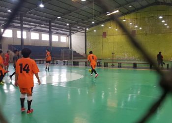Pertandingan persahabatan futsal di lapangan futsal Kebraon Spot Center antara Potas versus tim Kecamatan Karangpilang, Surabaya.