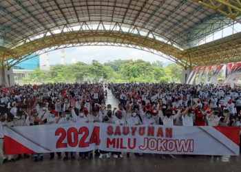 Ribuan relawan se-Bandung Raya mendeklarasikan dan berikrar 'Sauyunan 2024 Milu Jokowi' bertempat di Dome Bale Rame Kabupaten Bandung, Jawa Barat.