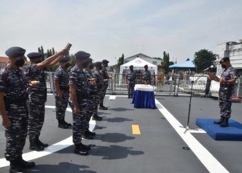 Prosesi serah terima jabatan (sertijab) di geladak KRI I Gusti Ngurah Rai-332, yang sandar di Dermaga Madura Ujung, Koarmada II Surabaya.