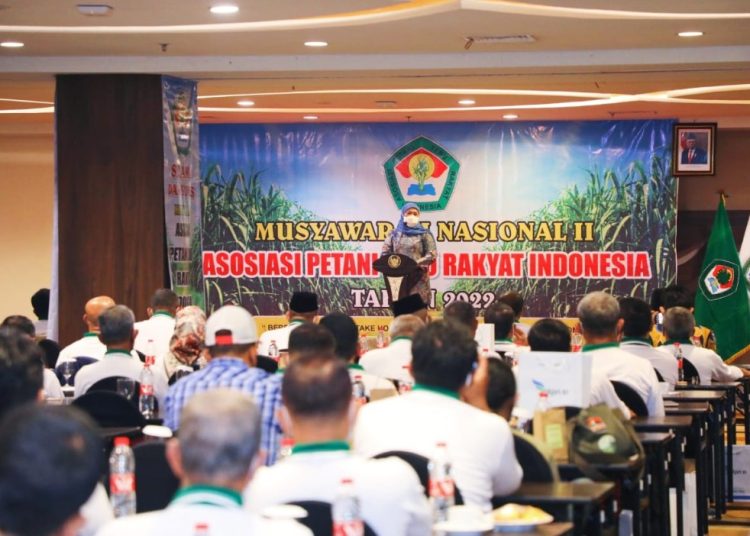 Gubernur Jatim Khofifah Indar Parawansa dalam pengukuhkan Dewan Pembina dan Pengurus Asosiasi Petani Tebu Rakyat Indonesia (APTRI) masa bakti 2022-2027 di Hotel Best Western Papilio Surabaya.