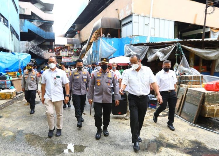 Kapolri Jenderal Listyo Sigit Prabowo saat sidak minyak goreng di Pasar Minggu. (foto-foto: istimewa)