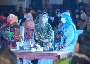 Ketua Dekranasda Jatim Arumi Bachsin saat menghadiri Gebyar Batik Pamekasan yang digelar di Pendopo Kridomanunggal Kabupaten Tuban.