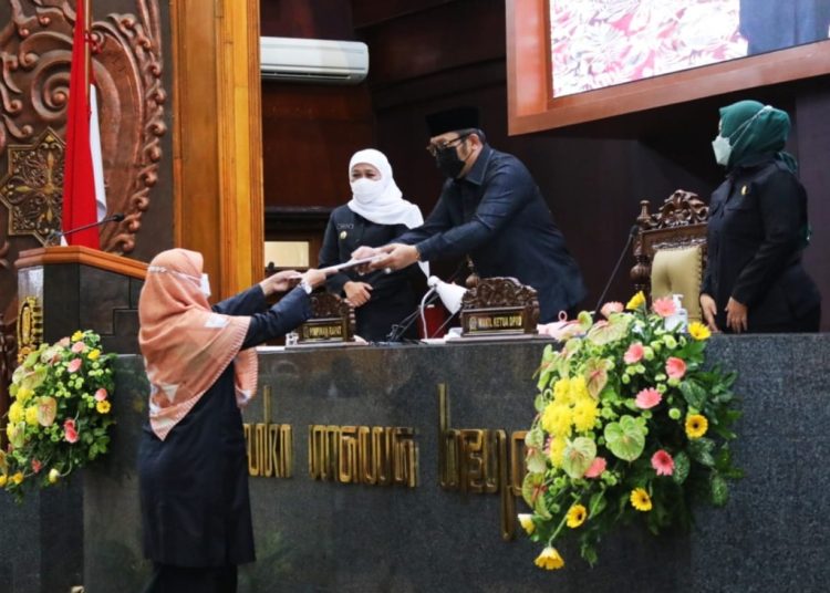 Gubernur Jatim Khofifah Indar Parawansa menghadiri sidang paripurna di gedung DPRD Provinsi Jatim.